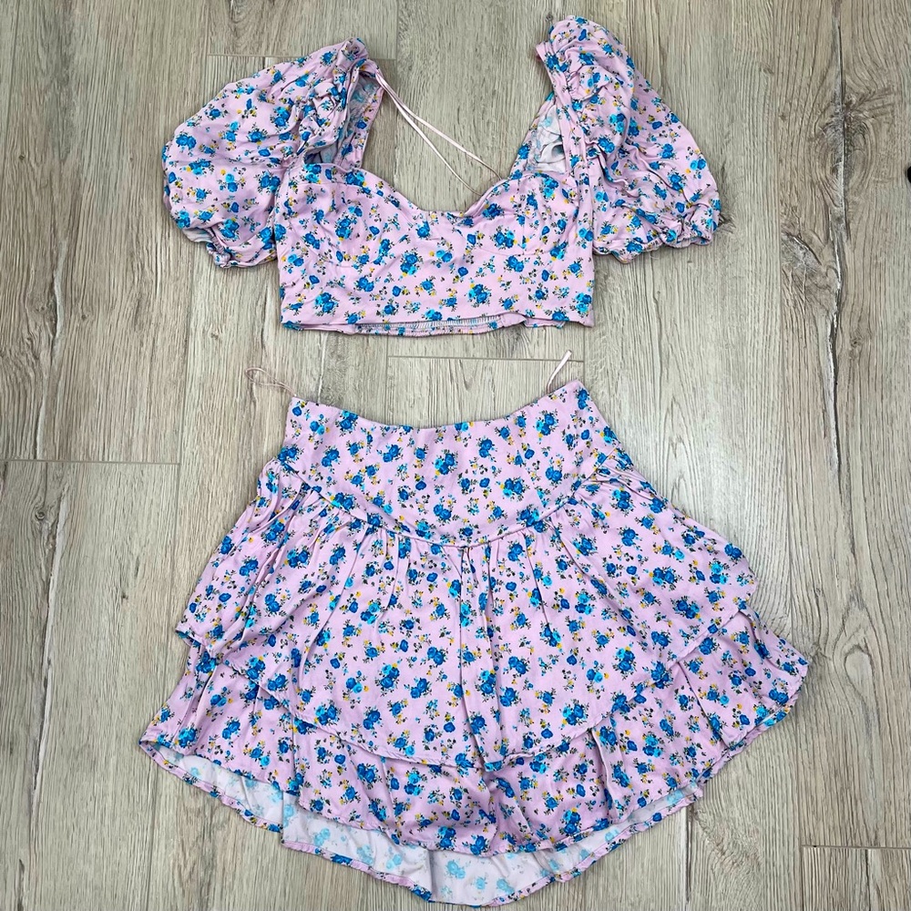 Two pieces bustier puff sleeve cropped top and high waist ruffles matching skirt
